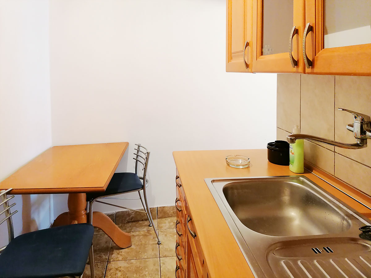 Apartman A9 Hram 2 - Sto u kuhinji